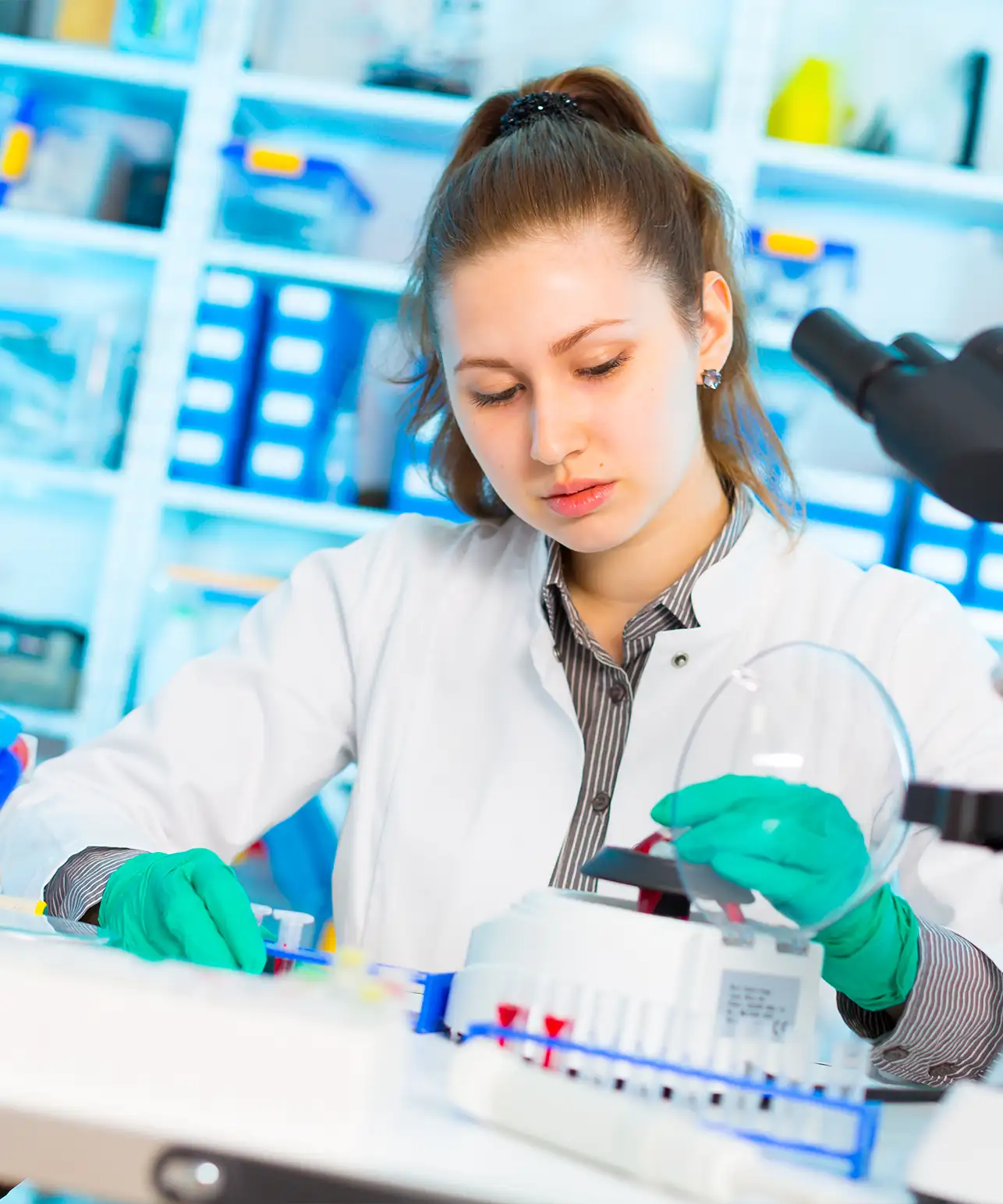 laboratory-information-system-vendors-public-health-lab-worker